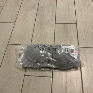 Victoria Secret knockout underwire sports bra . 34D. NWT. B